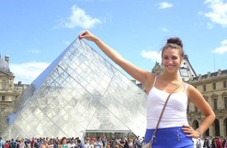girl posing during the louvre